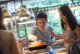 青年人取自助餐中国高端镜头