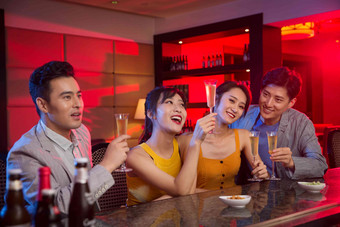 青年酒吧餐厅饮料休闲活动摄影图