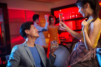 青年人在酒吧聚会饮食写实摄影