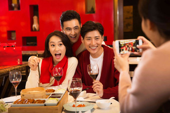 青年聚餐点评红酒中国人镜头