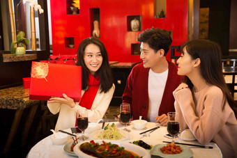 青年聚餐桌子气氛亚洲素材