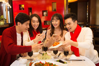 青年聚餐点评饮料亚洲氛围拍摄