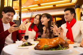 青年聚餐美食传统庆典彩色图片高清图片
