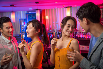 青年人在酒吧聚会鸡尾酒高清素材