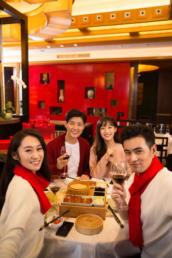 青年聚餐餐厅中国垂直构图高质量场景