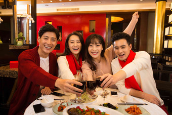 青年聚餐桌子中国高举手臂清晰场景
