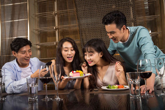 青年聚餐青年人饮食中国人