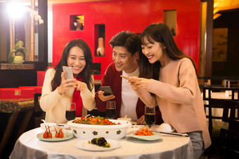 青年聚餐网红食品无线电技术高质量摄影