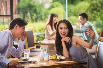 青年人在餐厅用餐幸福写实摄影图