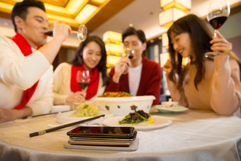 青年<strong>聚餐</strong>吃饭中国休闲装氛围摄影图