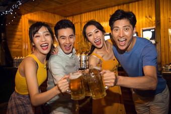 青年喝酒饮料中国城市生活高端拍摄