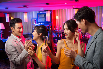 青年人在酒吧聚会友谊写实影相