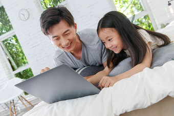 快乐的父女俩一起使用电脑绿色高端镜头