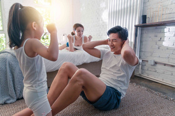 卧室内快乐运动的三口之家笑清晰摄影