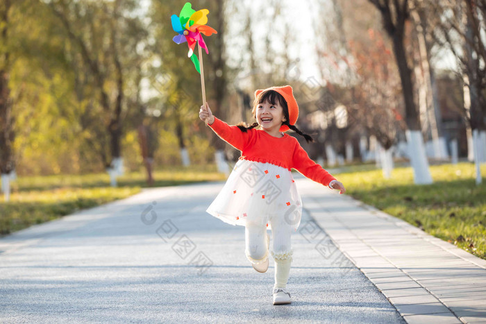 玩耍可爱单人孩子开心清晰素材女孩奔跑 孩子玩耍