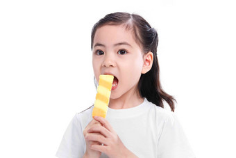 可爱的小女孩吃冰棍生活方式高质量摄影图