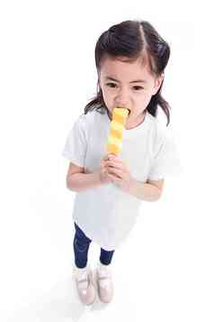 可爱的小女孩吃冰棍