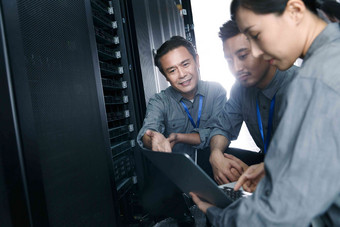 技术人员维修数据中心成年人亚洲