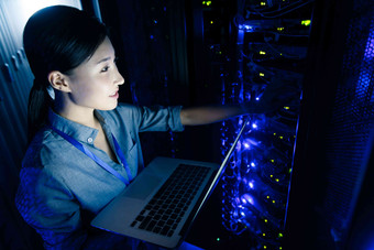 技术人员维修网络机柜中国人商务人士高端照片