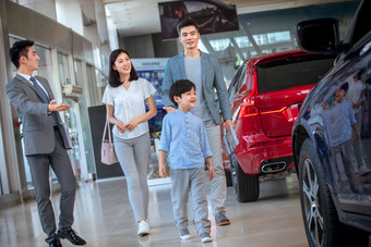 汽车顾客购物投资汽车展示厅高质量摄影图