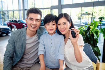 幸福家庭在4S店汽车产业高端镜头