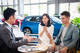 汽车销售人员和顾客