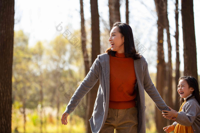 幸福母女户外玩耍女儿相片