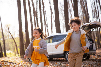 快乐儿童在户外奔跑相伴氛围摄影
