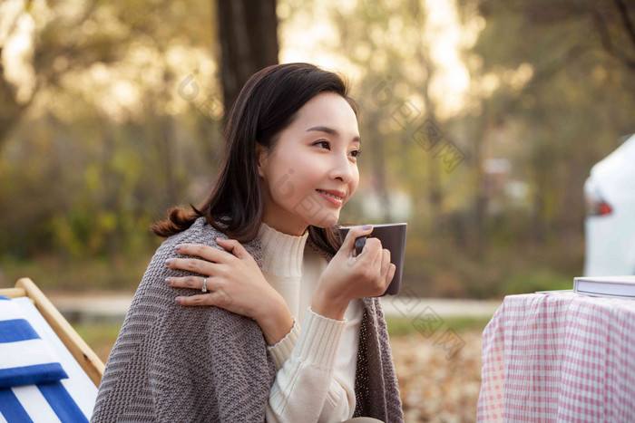 青年女人露营青年人氛围素材