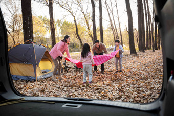 幸福家庭在户外露营帮助高质量摄影