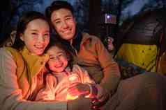 幸福的一家三口夜晚在野外露营中国人高质量场景