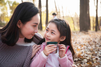 户外郊游幸福的母女乐趣高清图片