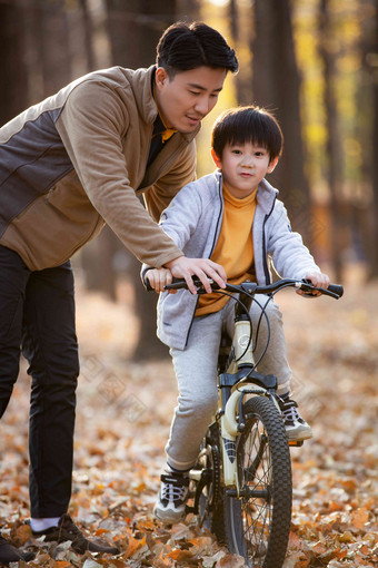 郊外父亲教儿子骑自行车