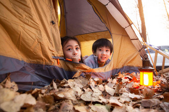 户外郊游帐篷里趴着的儿童