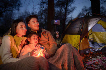 <strong>夜晚</strong>野外露营的东方家庭快乐氛围摄影图