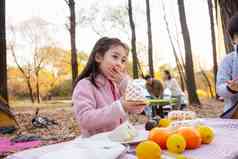 幸福家庭秋天户外野餐