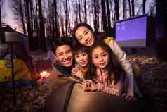 幸福家庭夜晚野外露营趴着高质量拍摄