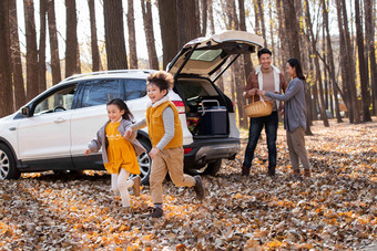 秋天幸福家庭户外郊游两个孩子的家庭高质量照片