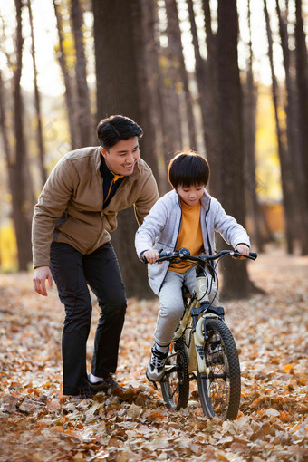 快乐的父亲教儿子骑自行车