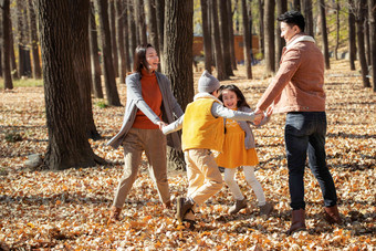 秋天幸福家庭在户外玩耍