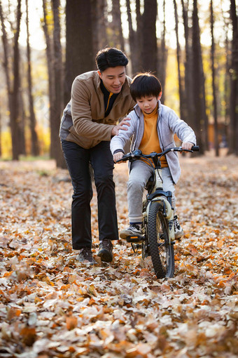 幸福的父亲教儿子骑自行车