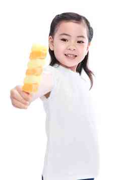 可爱的小女孩拿着冰棍