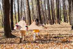 快乐儿童在户外玩耍的背影童年氛围摄影