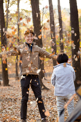 幸福<strong>父子</strong>在户外玩树叶童年氛围镜头