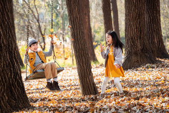 秋天快乐的儿童们在户外玩耍两个人清晰相片