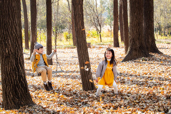秋天快乐的儿童们在户外玩耍活力氛围图片