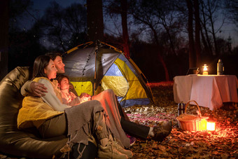 幸福的一家三口<strong>夜晚</strong>在野外露营户外清晰摄影图