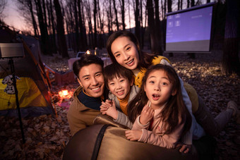 幸福家庭夜晚野外露营爱写实摄影图