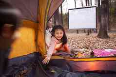 快乐的孩子们和母亲在户外露营