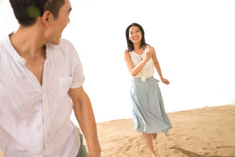 浪漫的年轻情侣在<strong>沙滩</strong>上玩耍东方人高清拍摄